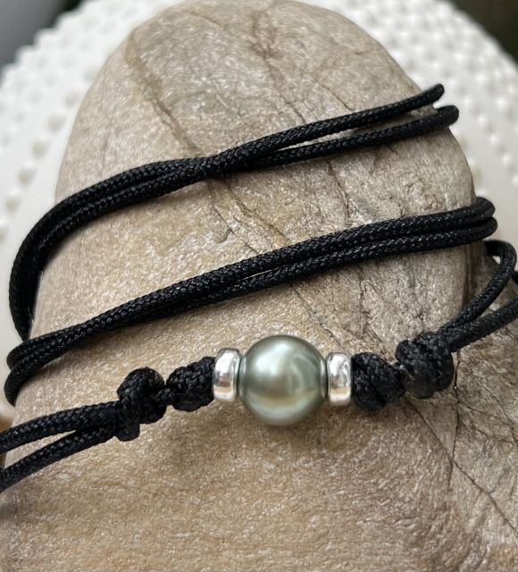 قلادة جلد أسود مع لؤلؤة مزروعة من تاهيتي بلون الأخضر البحري - قابلة للتعديل لتناسب عنقك - قلادة متينة للرجال.