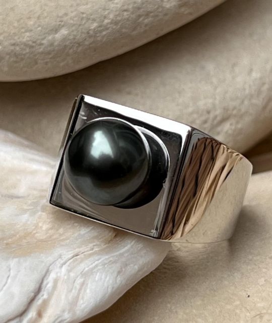 Bijou en perle de Tahiti aux reflets rares et lustre exceptionnel. Certificat d’authenticité et livraison sécurisée – Poemotu.