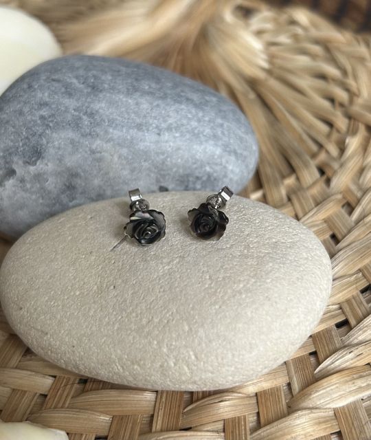 Adorables fleurs en nacre irisée de Tahiti - montées dans notre atelier de Nantes - paire de boucles d'oreilles uniques - livraison gratuite