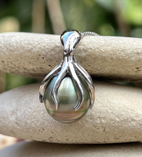 Découvrez ce pendentif exceptionnel en or blanc - Couleur de la perle de Tahiti blue pacific sunset - Certificat GIA - livraison gratuite