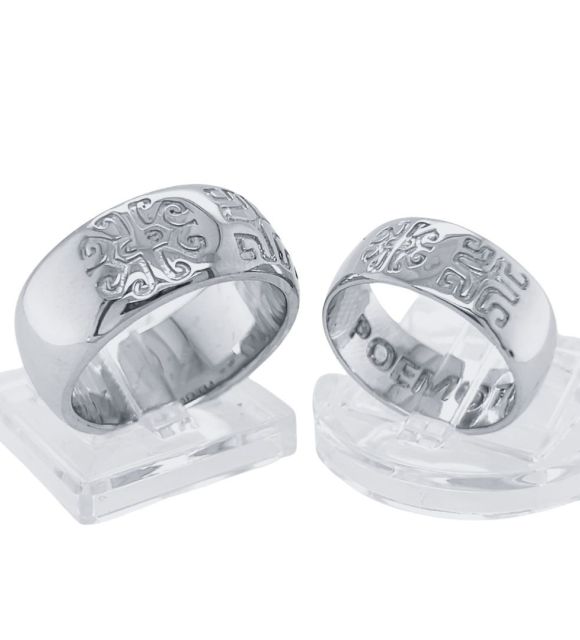 Mana, c'est l'excellence du Platine en deux versions d'alliance pour elle et lui - un témoignage fort ancré à la tradition polynésienne pour votre union