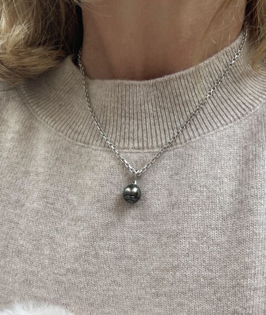 Bijou en perle de Tahiti aux reflets rares et lustre exceptionnel. Certificat d’authenticité et livraison sécurisée – Poemotu.