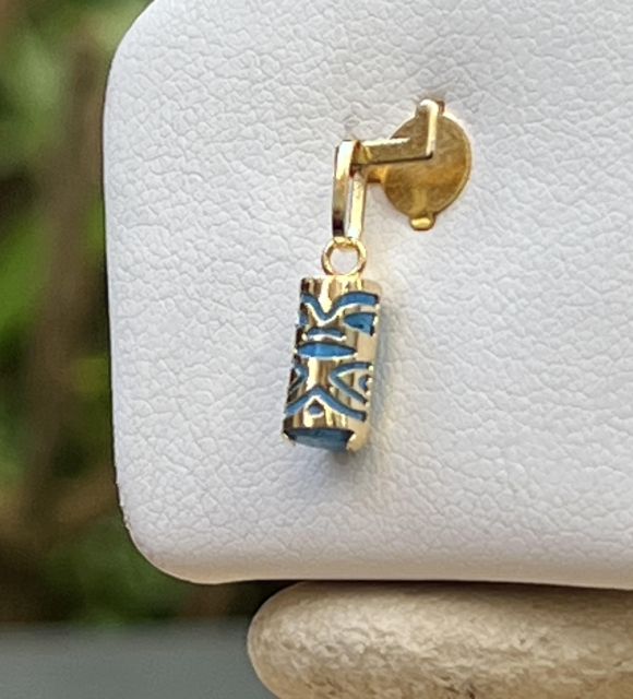 Symbole d’amour et de protection, 8,5 mm (1,5 cm avec bélière), or 0,20 g. Un bijou rare pour porter le mana discrètement.