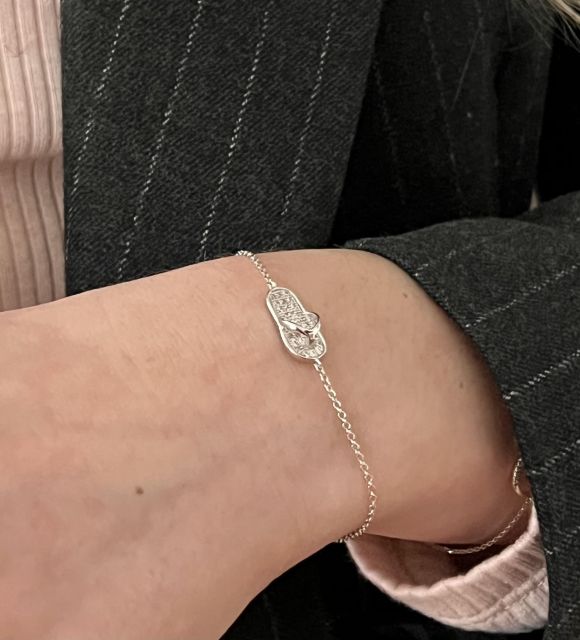 Bracelet en argent orné d'une savate d'une savate : alliance entre élégance urbaine et charme exotique, incarnant la force et la grâce