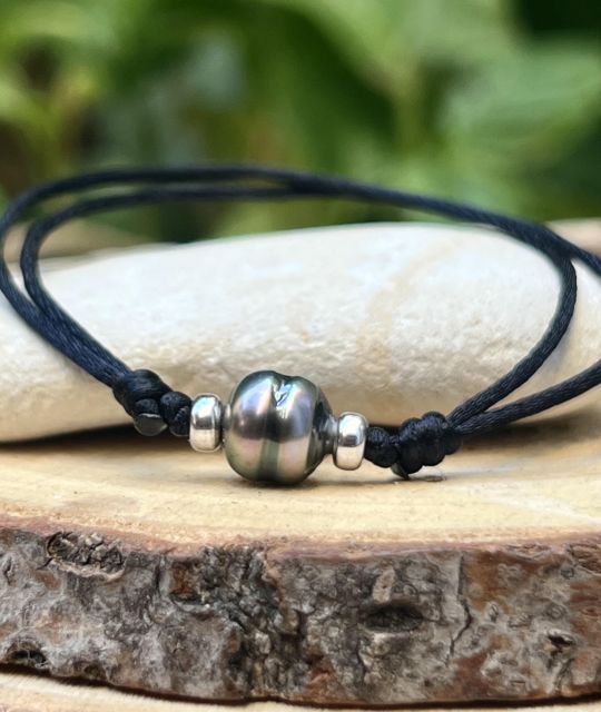 Adoptez cet adorable bracelet satin et sa véritable perle de culture de Tahiti de couleur peacock au très beau lustre - certificat GIA - livraison gratuite