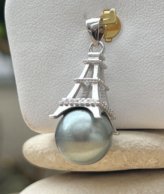 Bijou en perle de Tahiti aux reflets rares et lustre exceptionnel. Certificat d’authenticité et livraison sécurisée – Poemotu.