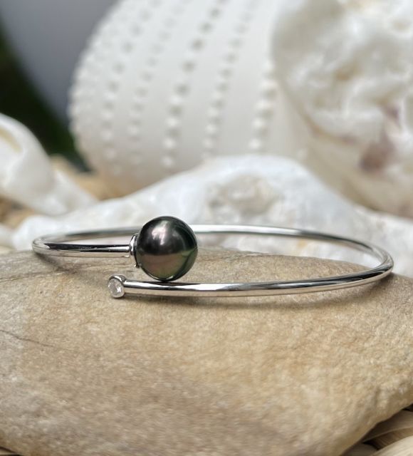 Découvrez Cleo, le bracelet jonc en argent rhodié et véritable perle des Tuamotu - pièce artisanale unique - certificat GIA - livraison sécurisée