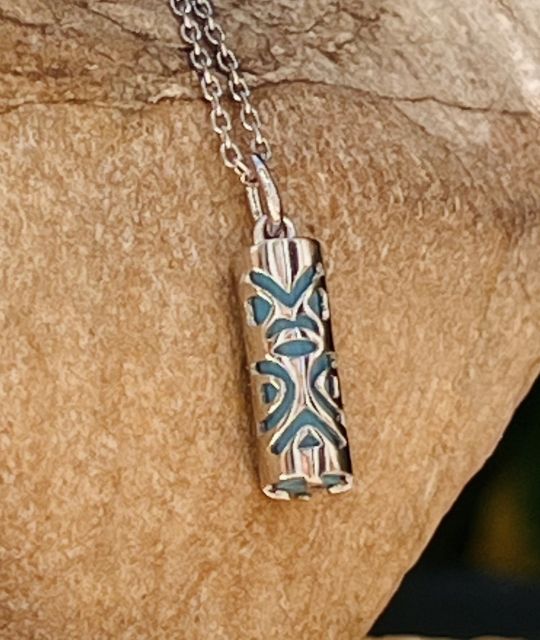 Le bleu du lagon associé au célèbre tiki, protecteur polynésien, symbole d'amour - livraison gratuite