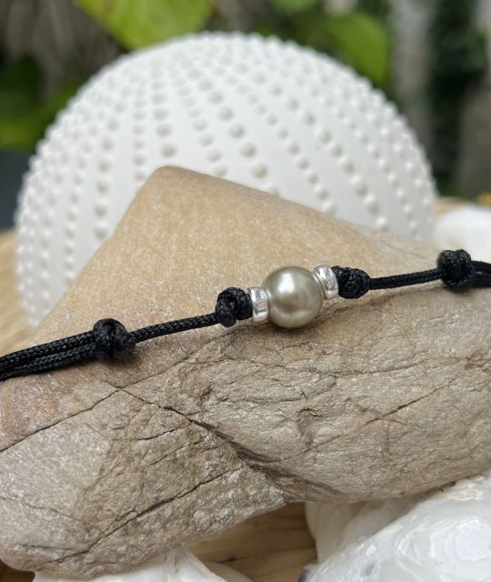 Bijou en perle de Tahiti aux reflets rares et lustre exceptionnel. Certificat d’authenticité et livraison sécurisée – Poemotu.