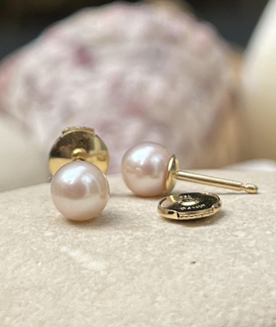 Découvrez ces incroyables perles d'eau douce de couleur rose - des clous d'oreilles uniques et intemporelles - système haute sécurité - certificat GIA