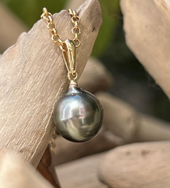 Découvrez l'étonnante perle de Tahiti de ce pendentif or 750 - Couleur rare et intense - créé dans notre atelier de Nantes - certificat GIA - livraison gratuite
