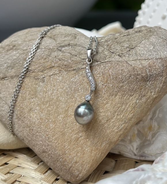 Découvrez cet élégant pendentif en argent rhodié et véritable perle de culture de Tahiti de couelur grise et peacock et de diamètre 8,46mm - livraison gratuite