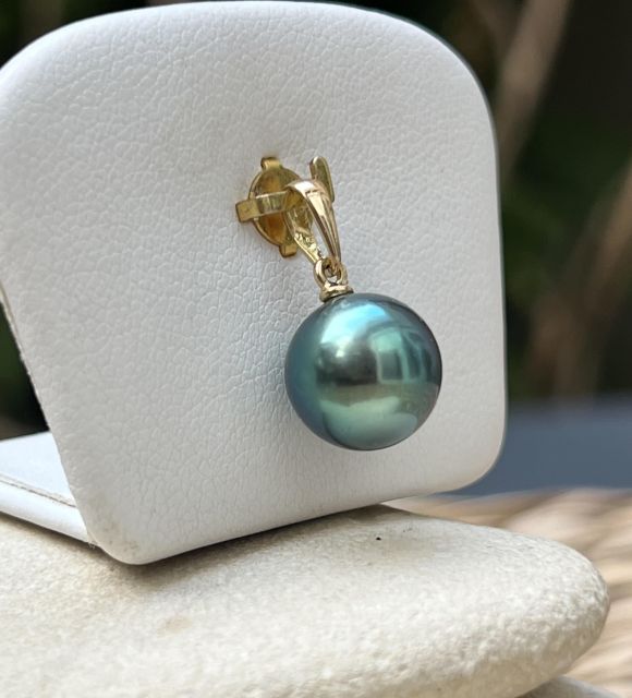 Подвеска из желтого золота 18 карат с круглой таитянской жемчужиной (10,44 мм), зеленого цвета с синими отблесками.