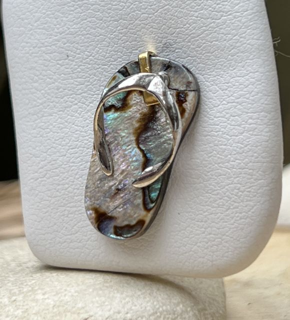 Mélange élégant de tradition et d'exotisme, capturant l'essence de la culture maritime, le pendentif savate affiche votre amour des îles - livraison gratuite