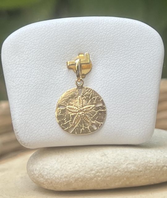 Pendentif Fleur de Tiare Tahiti en or 18 carats. Bijou polynésien raffiné inspiré des fleurs emblématiques de Polynésie.