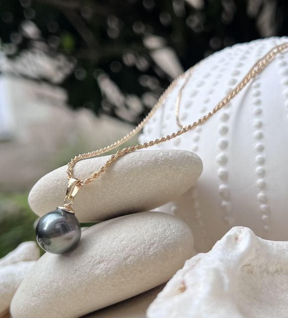 该 Poereva 大溪地珍珠项链在我们位于罗亚尔-大西洋省南特的工坊中制作完成，准备佩戴于最美丽的装饰盒中 - 免费送货