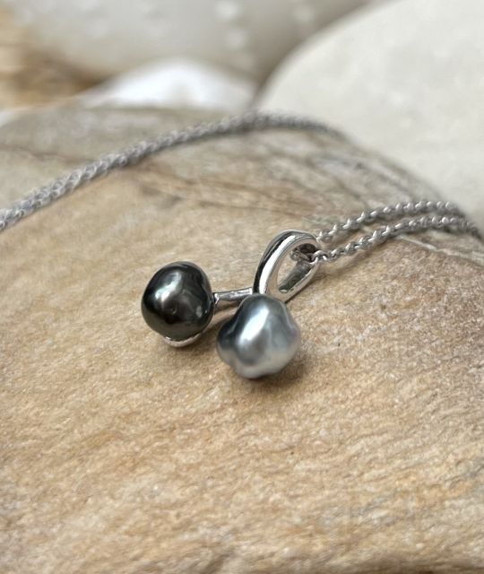 Verleihen Sie Ihrem Stil mit unseren einzigartigen Keshi-Anhängern das gewisse Etwas. Ihre fesselnde Schönheit und ihre Seltenheit machen sie zu exklusiven Stücken, die Sie mit Brillanz hervorheben werden.