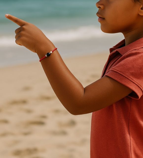 Rouge Câlin - Un fil rouge plein de tendresse, comme un câlin noué autour du poignet...