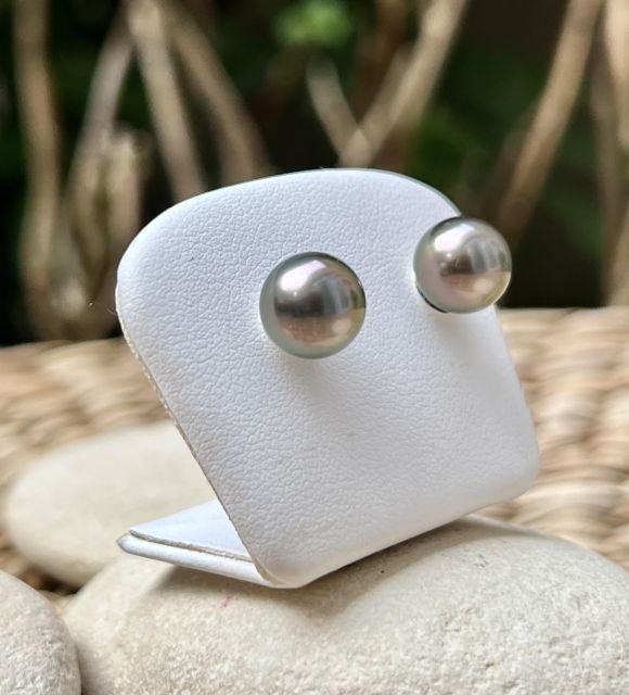 Paire de clous d’oreilles en argent 925 rhodié, ornés de perles de culture de Tahiti rondes peacock (9,22 mm, qualité AAA). Lustre excellent, reflets verts et rose.