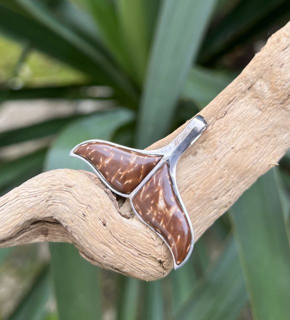 Rejoignez Poemotu dans sa démarche de bijou éthique et eco-responsable - valorisation de l'enveloppe de la noix de coco - un bijou à l'âme tahitienne!