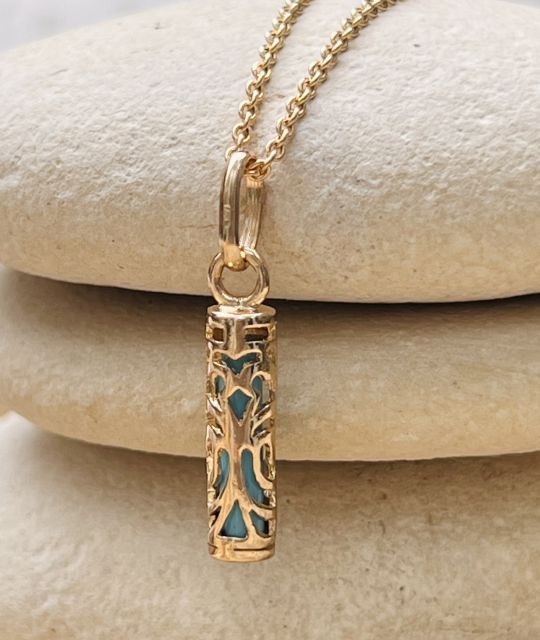 Anhänger aus vergoldetem Silber mit blauer Harz in Form eines Tahitianischen Tiki: Verkörperung der polynesischen Kraft und Tradition