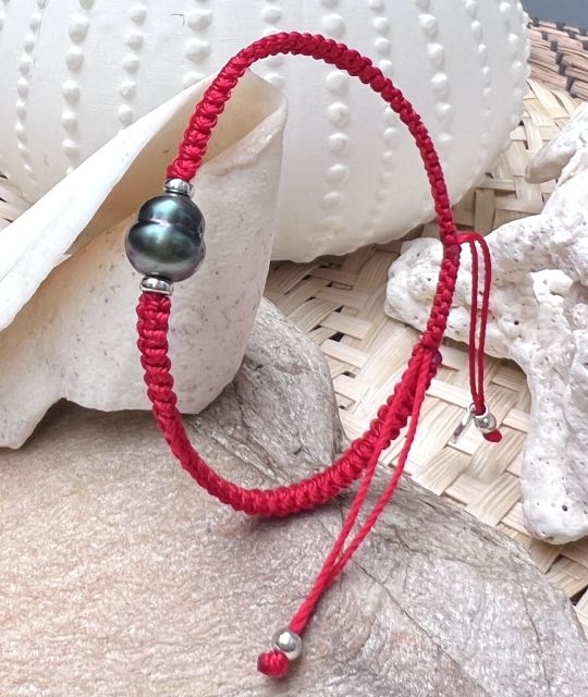 Ideal für schmale Handgelenke, ein rotes Makramee-Geflecht mit einer bluepink Tahiti-Perle.