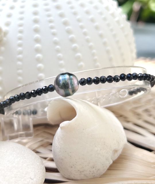 Découvrez notre bracelet en spinelles noirs et véritable perle de culture de Tahiti - assemblé dans notre atelier de Loire-Atlantique - livraison gratuite