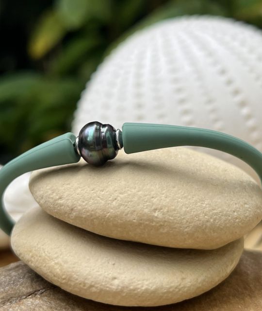 Bijou en perle de Tahiti aux reflets rares et lustre exceptionnel. Certificat d’authenticité et livraison sécurisée – Poemotu.