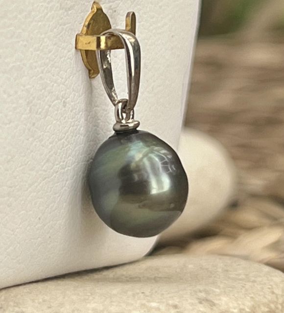 Bijou en perle de Tahiti aux reflets rares et lustre exceptionnel. Certificat d’authenticité et livraison sécurisée – Poemotu.