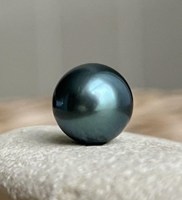 Une perle de culture de Tahiti non montée, de qualité AAA, au lustre excellent et à la teinte bleue rare et changeante