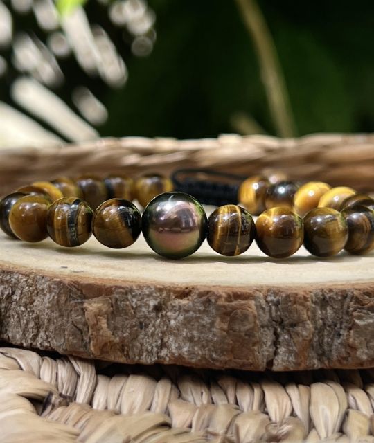 Découvrez ce bracelet en Œil de Tigre orné d’une véritable Perle de Tahiti Peacock de 10,36 mm, qualité AA+, aux reflets intenses inspirés des lagons polynésiens