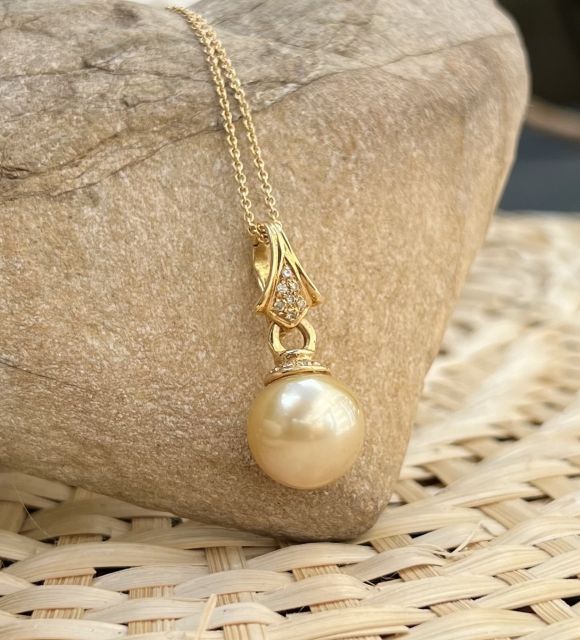 Bijou en perle de Tahiti aux reflets rares et lustre exceptionnel. Certificat d’authenticité et livraison sécurisée – Poemotu.