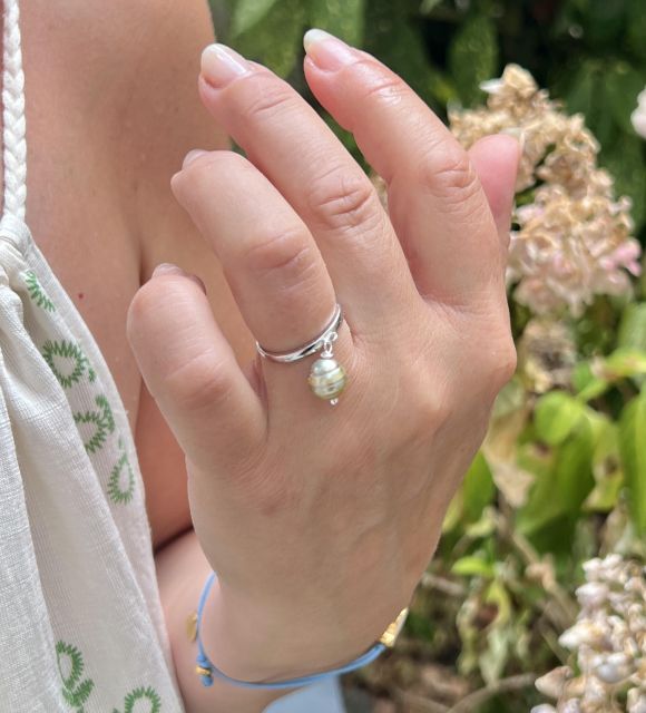 Découvrez Ori, une bague en argent rhodié réglable ornée d'une véritable Perle de Tahiti citron de 8,16 mm aux reflets bleu lagon. Une création solaire, légère et unique