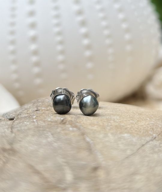 Découvrez les boucles d'oreilles keshi "Poerava", deux keshis de 4,90mm, une élégance discrète grâce à ces deux perles naturelles - certificat GIA -