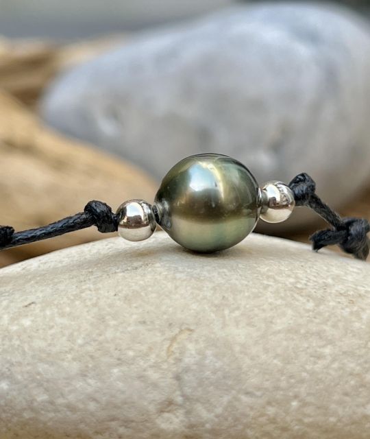 Adoptez cet adorable bracelet coton et sa véritable perle de culture de Tahiti de couleur peacock au très beau lustre - certificzt GIA - livraison gratuite