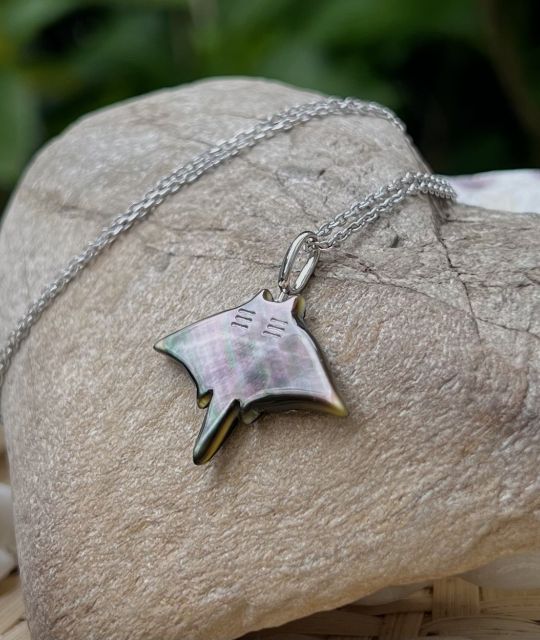 Entdecken Sie den Mantarochen-Anhänger, ein Symbol der Pazifikinseln, das mit dem Perlmutt von Tahiti verbunden ist - echte handwerkliche Kreation - kostenloser Versand