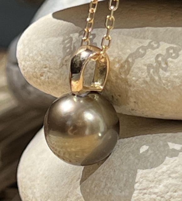 Discover this stunning golden chocolate Tahitian cultured pearl - created in our Nantes workshop - GIA certificate - free secure delivery