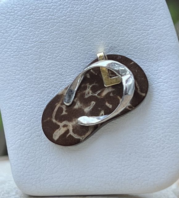 Mélange élégant de tradition et d'exotisme, le pendentif savate affiche votre amour des îles - livraison gratuite