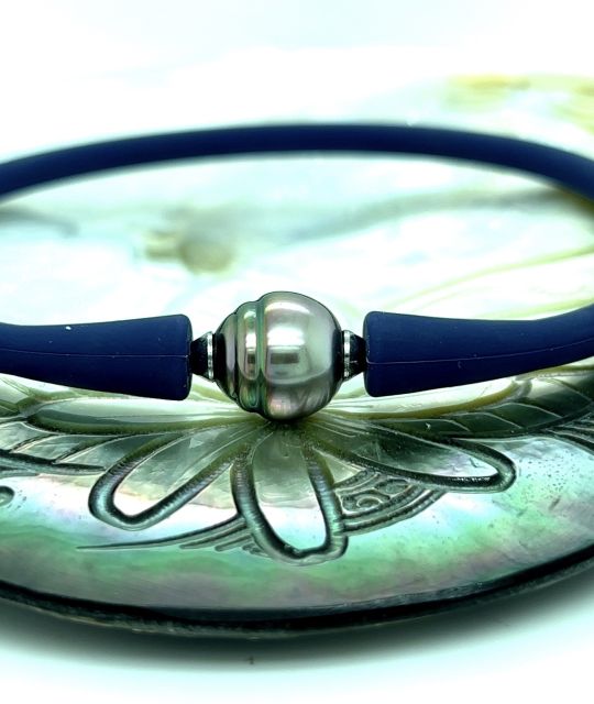 Bijou en perle de Tahiti aux reflets rares et lustre exceptionnel. Certificat d’authenticité et livraison sécurisée – Poemotu.