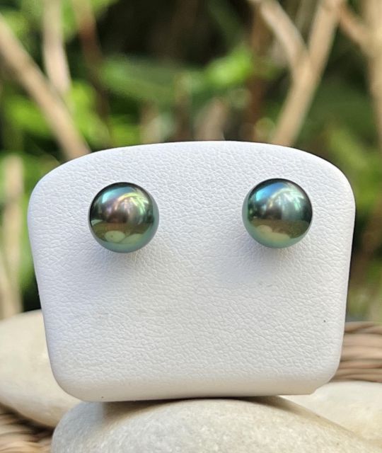 Zwei runde Tahitiperlen von 9,37 mm, in einem leuchtenden Pistaziengrün und mit ausgezeichnetem Glanz, sitzen auf Stecker aus 18 Karat Gelbgold.