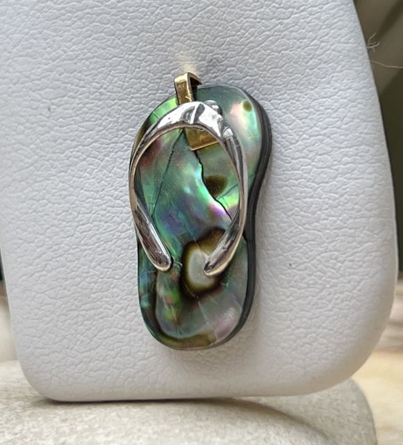 Mélange élégant de tradition et d'exotisme, capturant l'essence de la culture maritime, le pendentif savate affiche votre amour des îles - livraison gratuite