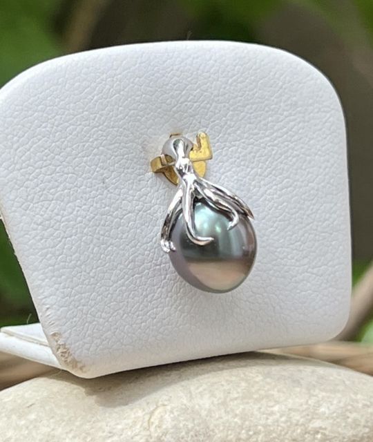 Bijou en perle de Tahiti aux reflets rares et lustre exceptionnel. Certificat d’authenticité et livraison sécurisée – Poemotu.