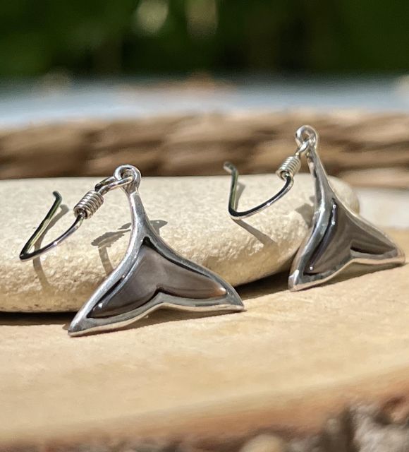 Boucles d’oreilles raie manta en argent rhodié, inspirées par les lagons du Pacifique et la valorisation des richesses naturelles des îles. Un bijou élégant et engagé.