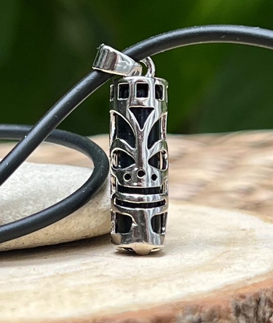 Collier Tiki en acier inoxydable et onyx noir. Symbole polynésien de force, de protection et de sagesse. Un bijou masculin inspiré des traditions du Pacifique