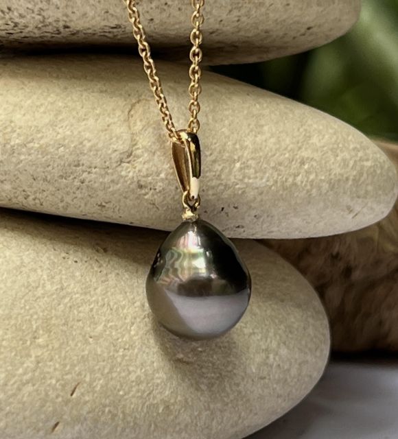Découvrez l'étonnante perle de Tahiti de ce pendentif or 750 - Couleur rare et intense - créé dans notre atelier de Nantes - certificat GIA - livraison gratuite