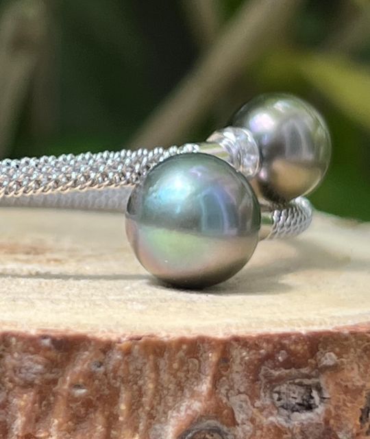 Zeugnis einer tiefen Liebe, das Armband Toi et Moi mit echten Tahiti-Perlen lässt die Augen strahlen und das Handgelenk funkeln - Ursprünglich aus den Tuamotu-Inseln.