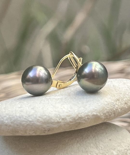 Classées AAA (une seule inclusion sous une des deux perles) et au lustre excellent, elles capturent la lumière comme la surface d’un lagon au crépuscule.