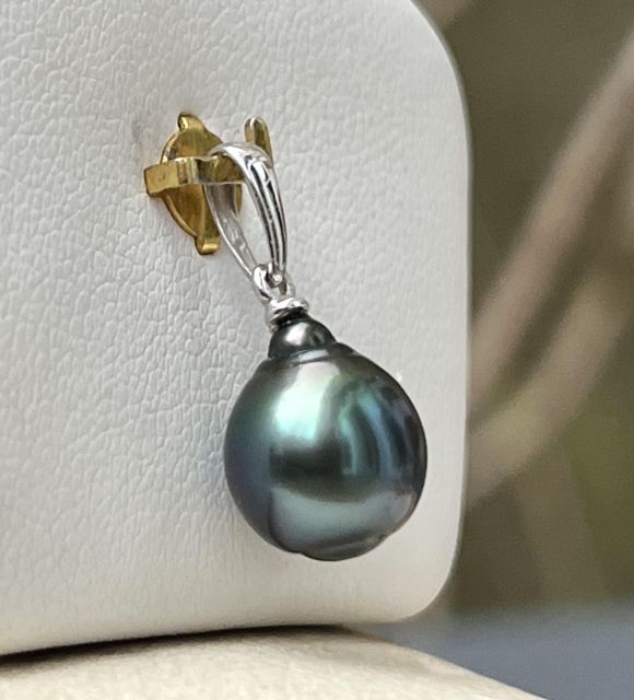 Joya en perla de Tahití con reflejos raros y brillo excepcional. Certificado de autenticidad y entrega segura – Poemotu.