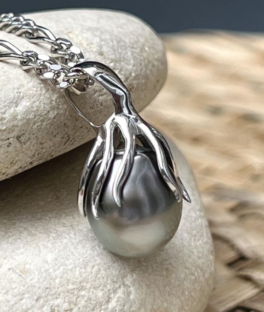 タハアの真珠養殖場から直送された本物のタヒチ真珠が、タコ型ペンダントに飾られています - ロジウム加工のシルバー - 手工芸品 - 無料配送 - バレンタインデー - 母の日