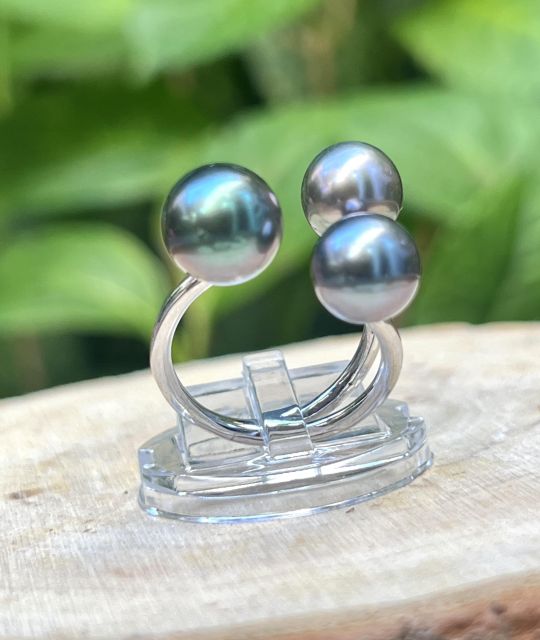 Drei Tahiti-Perlen, wie drei Lichtschläge um den Finger. Ein Traum zum Tragen, ein Lied der Lagune in allen Nuancen.